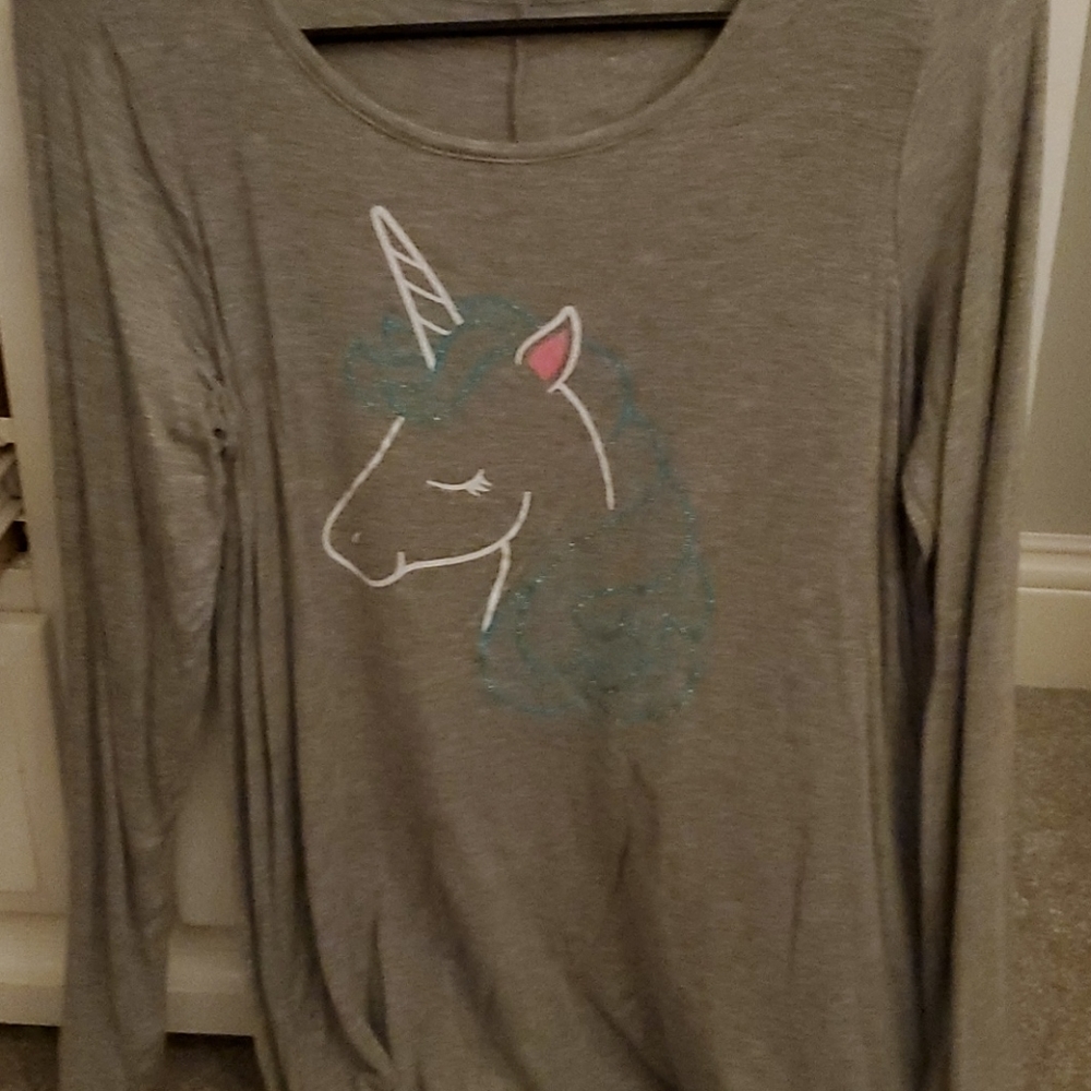 Grey unicorn printed shirt🦄